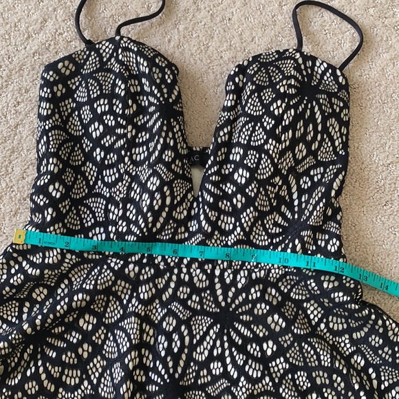 Black and Beige Dress - Plunge Front - Trac - Picture 14 of 16